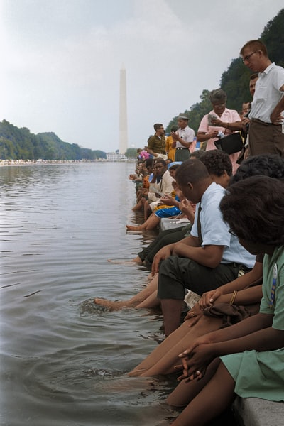 1963年，在华盛顿游行期间，示威者用脚坐在反射池里